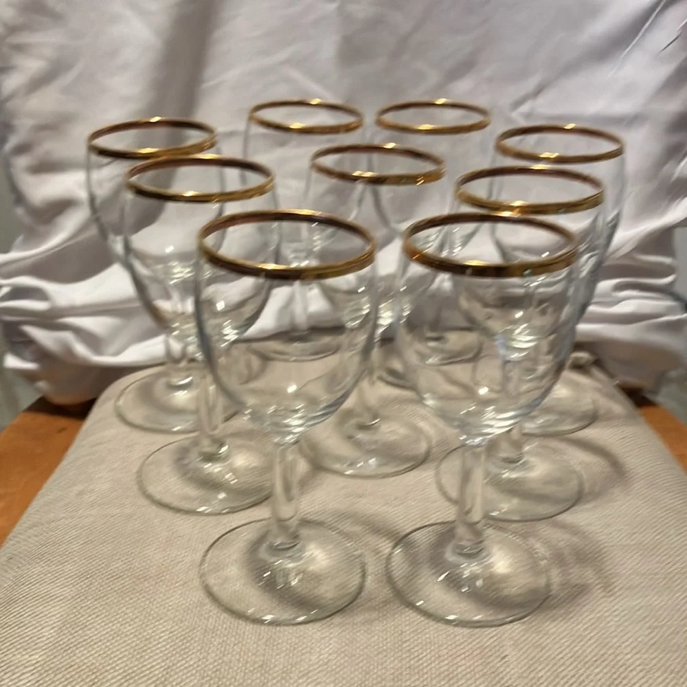 Like new.   Set of 9 simple wine glasses (from 1990s-2000s ). with gold edge - Picture 2 of 10